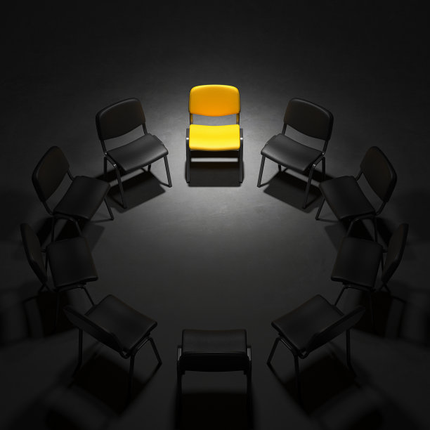 黑色的空椅子和一把黄色的椅子围成一圈。俱乐部的概念是信任和讨论问题。3 d渲染。图片下载
