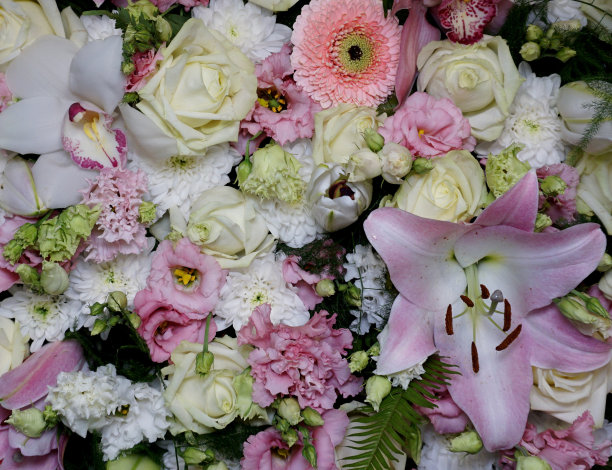 花墙背景。手工制作婚礼装饰。混合彩色花卉背景。巴洛克和复古风格。花的图案。情人节的背景。婚礼花。百合的花。图片下载