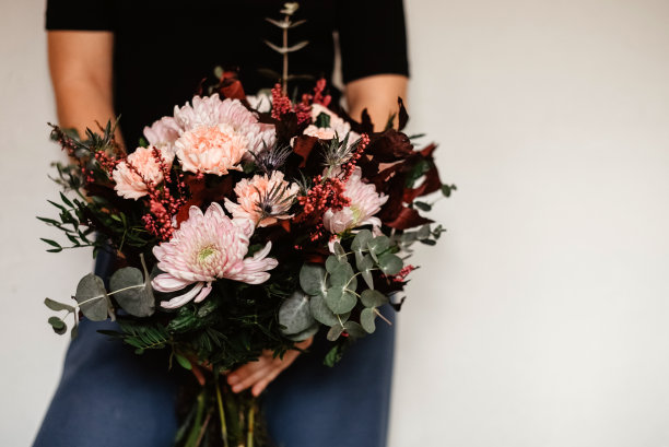 一名女子手持一束鲜花图片下载
