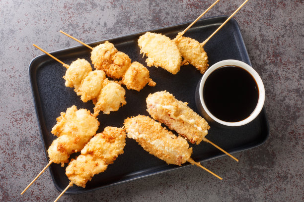 Kushikatsu或kushiage是一种油炸串肉和蔬菜的日本菜。水平俯视图图片下载