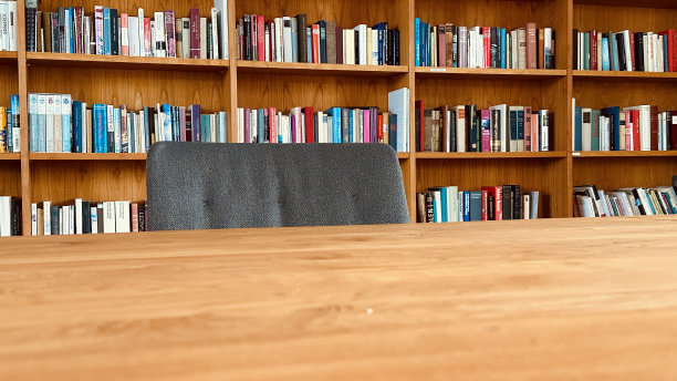 图书馆，桌子和完全包装的木书架图片下载