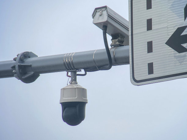 蓝天前的监控摄像头图片下载