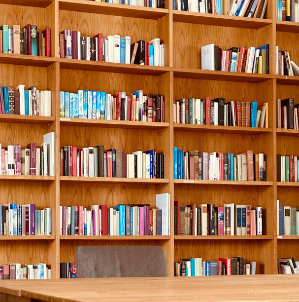 图书馆，桌子和完全包装的木书架图片下载