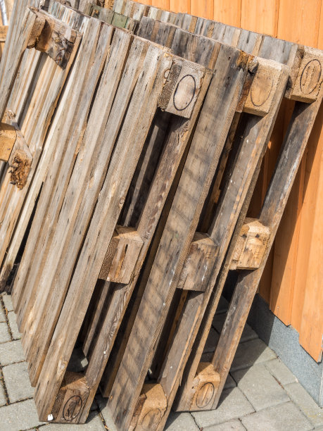 物流中的旧木托盘图片下载