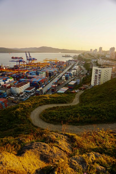 从海参崴市的十字山上俯瞰商埠。金角号和海参崴港口鸟瞰。一个十字架在山上，在日本海和海港下面。图片下载