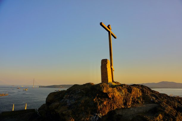 从海参崴市的十字山上俯瞰商埠。金角号和海参崴港口鸟瞰。一个十字架在山上，在日本海和海港下面。图片下载