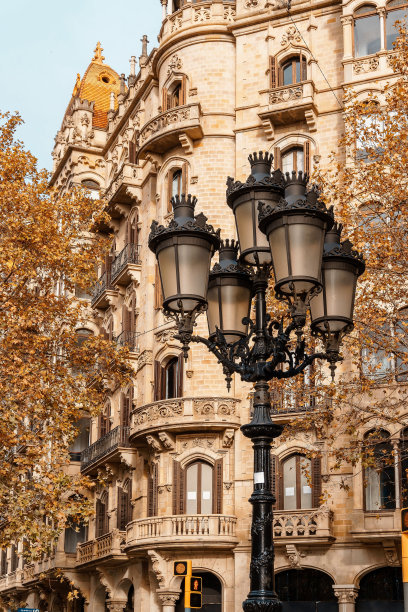 西班牙巴塞罗那现代主义建筑旁的现代主义路灯图片下载