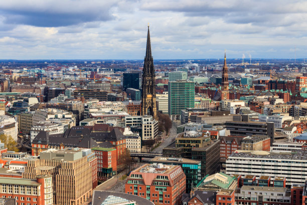 德国汉堡市中心的鸟瞰图。从圣米迦勒教堂钟楼俯瞰图片下载