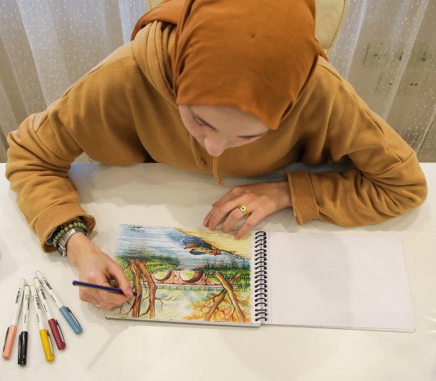 一个女人在家里画画图片下载