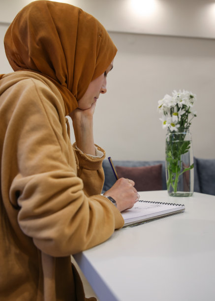 一个独自在家的女人图片下载