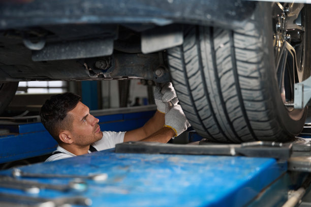 技术人员检查车轮技术状况图片下载