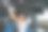 微笑的工程师在轮胎店更换汽车零件的肖像图片下载