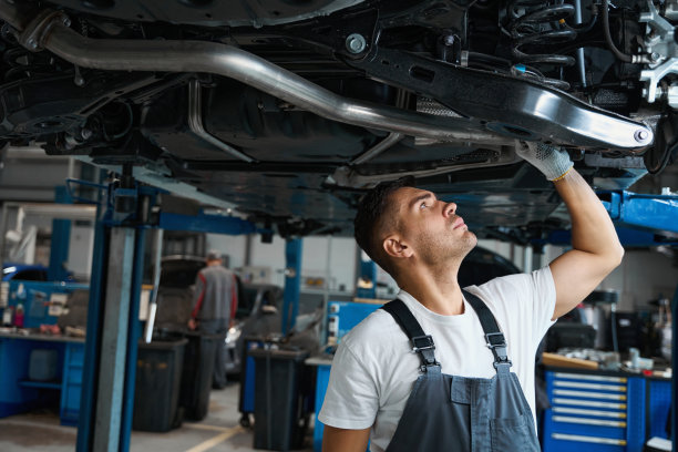 男子在轮胎店更换汽车零件的肖像图片下载