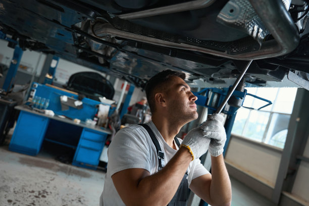 机械师在轮胎店更换汽车零件图片下载