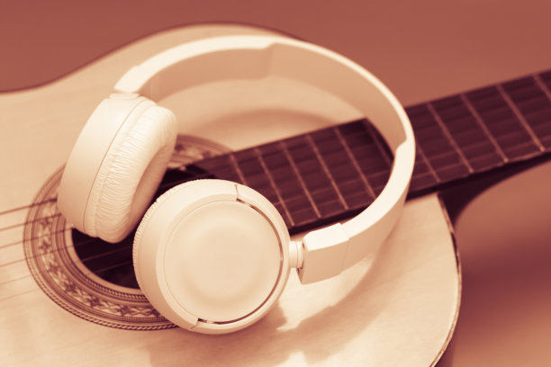 经典吉他和无线耳机。健美的。听音乐概念图片下载