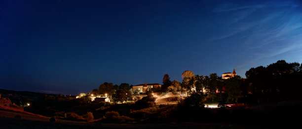 蒙帕齐尔的巴斯廷全景夜景，深蓝色的天空中有星星图片下载