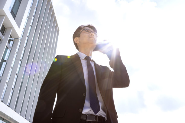 亚洲商务人士的工作风格与手机图片下载