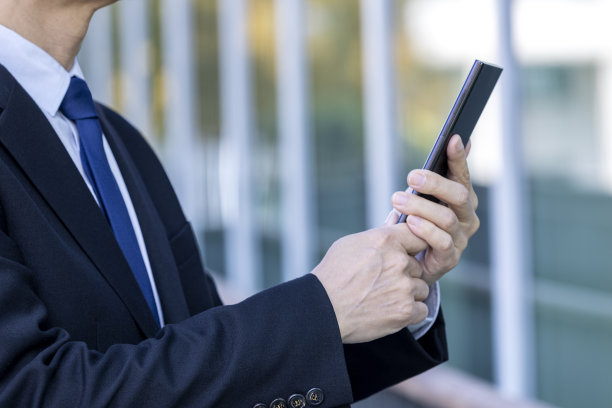 亚洲商务人士的工作风格与手机图片下载