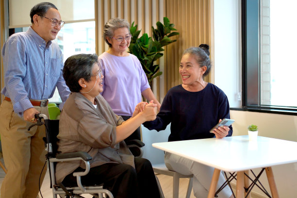 快乐的老人在一起聊天。图片下载