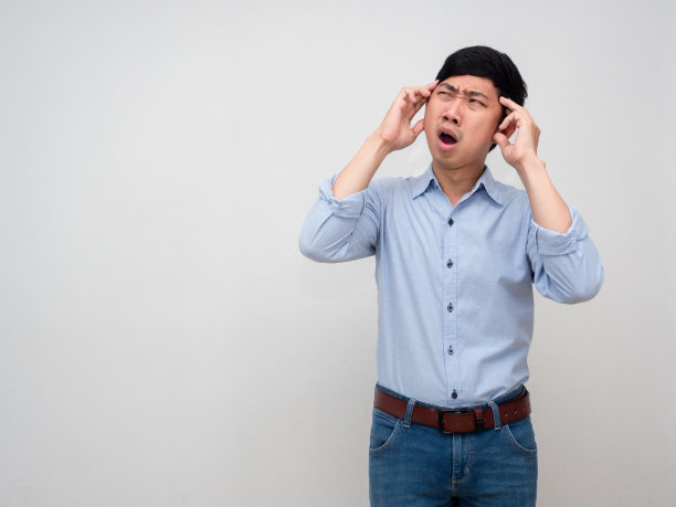 亚洲商人蓝色衬衫抱着他的头感到头痛和紧张的工作试图隔离图片下载