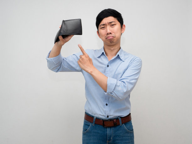 亚洲商人蓝色衬衫指着手里空空的钱包感到悲伤孤立图片下载