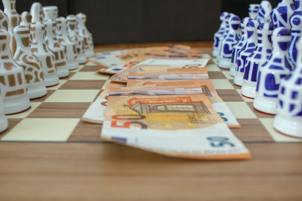 棋盘上的欧元钞票图片下载