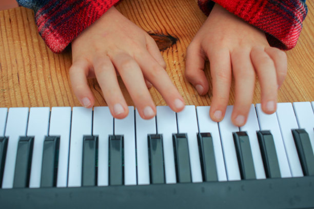 我儿子在玩玩具键盘图片下载