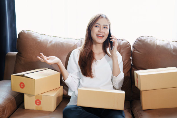 开始创业的独立亚洲女性在线卖家与客户通电话，并包装产品交付给客户。和中小企业交付概念图片下载