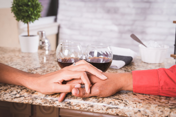 接近水平照片的情侣在爱牵着手。关系的概念。一副酒杯。图片下载