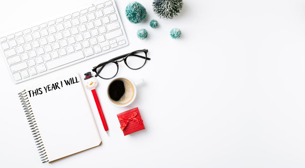 白色办公桌上的2023年新年决心。2023决议清单，笔记本，键盘，咖啡杯，桌子上的装饰品。目标，决心，计划，愿望的概念。新年目标图片下载