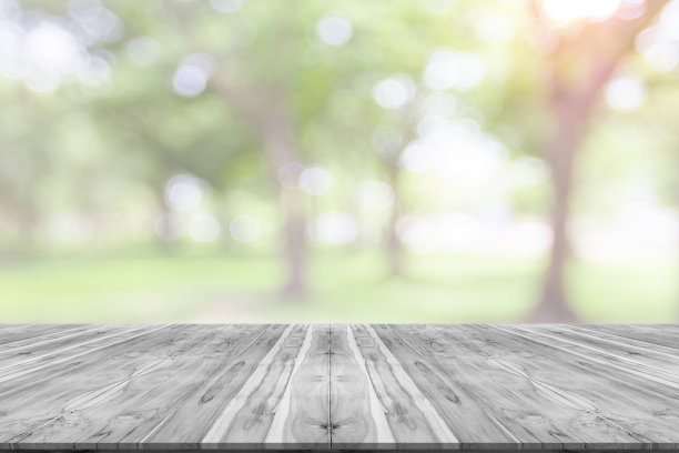 空木板空间平台与自然散景模糊图片下载