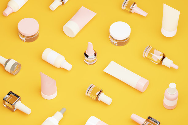 美容和自我护理美容产品平铺在黄色背景，三维渲染。玻璃瓶，小瓶和化妆品管，数字插图图片下载