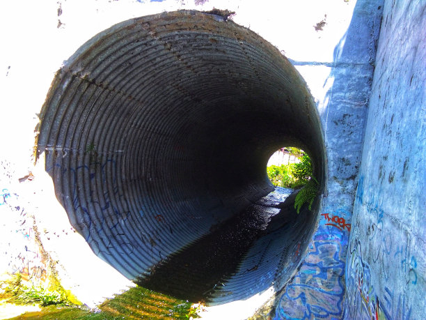 高速公路下的隧道图片下载