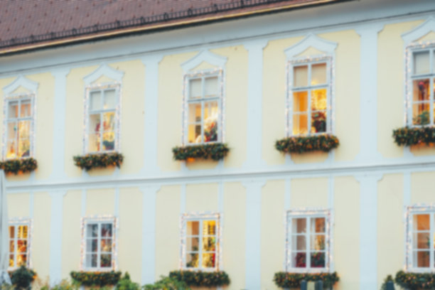 圣诞节建筑立面装饰的模糊背景图片下载