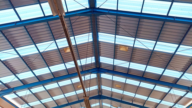 这张照片是关于一个有铁框架的屋顶图片下载