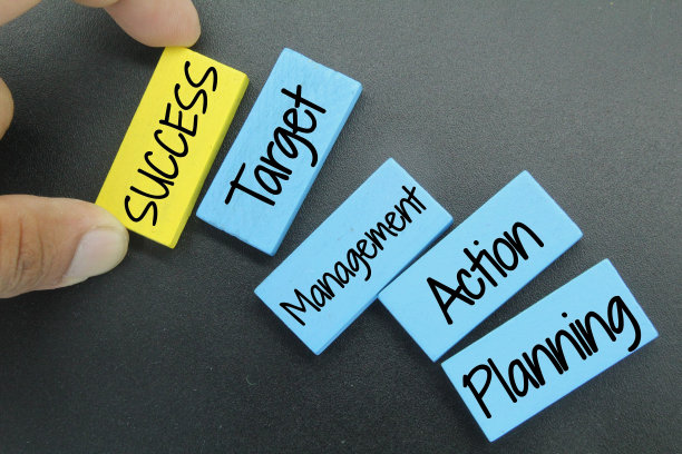 彩色的木块，上面写满了成功的阶梯。成功阶梯的概念图片下载