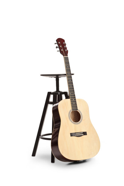 一把黑色椅子旁边放着一把木吉他图片下载