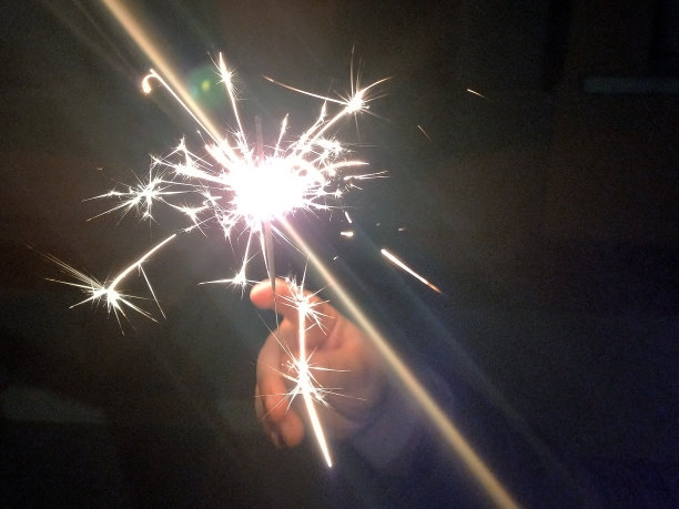 除夕用手点燃的烟花图片下载