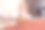 一个特写显示一个木制的举重训练杆头在一个公共健身公园的平台上，特写。图片下载