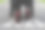一个穿着运动服和运动鞋的年轻人准备在刻有2023年的田径跑道上出发。图片下载