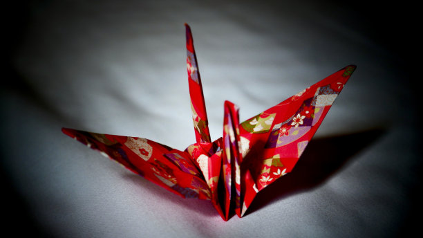 红色的折纸鸟图片下载