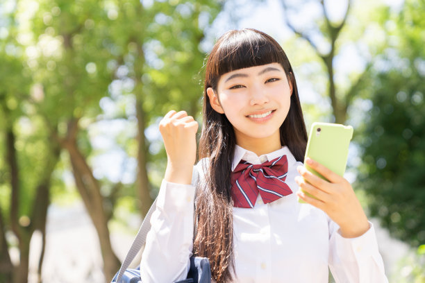 女学生使用智能手机，校服，图片下载