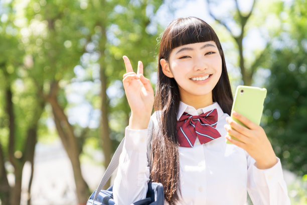 女学生使用智能手机，校服，图片下载