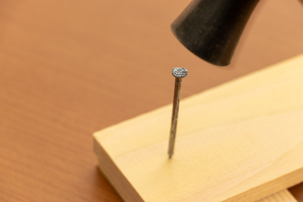把钉子钉进一块木头里图片下载