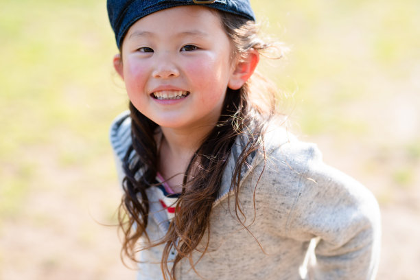 草坪上微笑的女孩图片下载