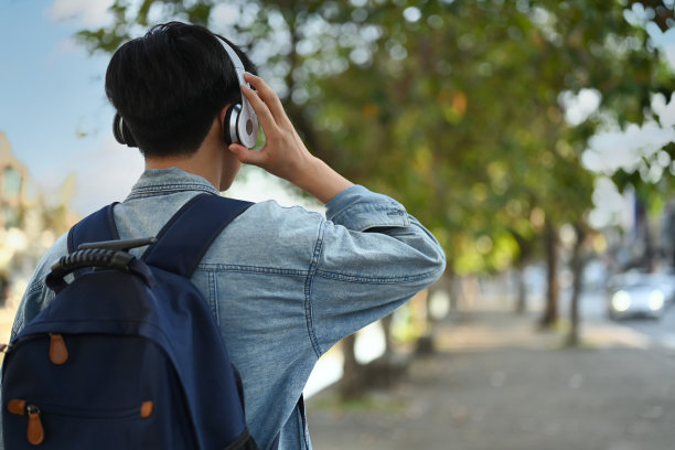 快乐的年轻女子拿着智能手机打视频电话给朋友或亲戚，享受愉快的谈话。图片下载