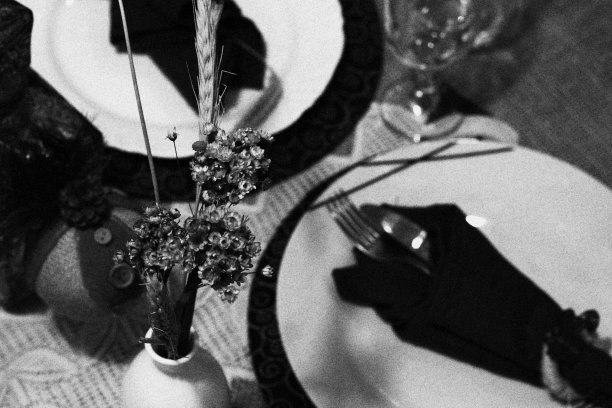 两人圣诞桌。采购产品盘子，餐具，酒杯和花瓶图片下载