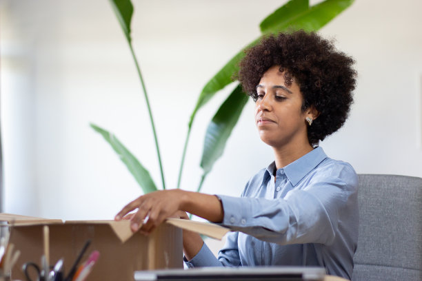 非裔美国妇女包装纸箱图片下载