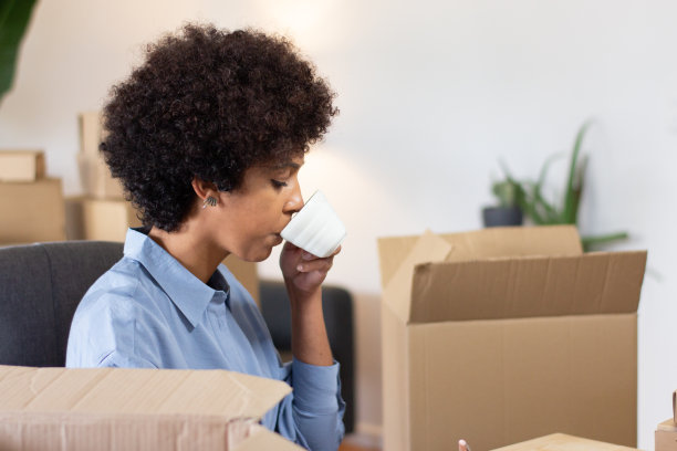 喝浓缩咖啡的黑人女职员图片下载