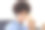 微笑的女人与非洲发型在办公室图片下载